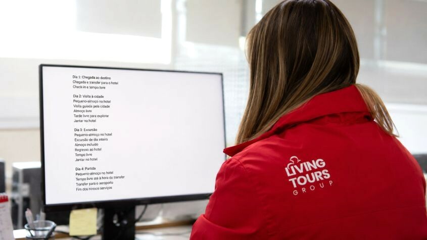 Empleada de Living DMC elaborando un itinerario