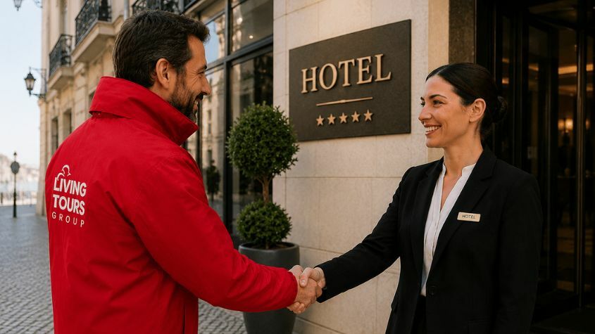 Empleado de Living DMC saludando al director del hotel