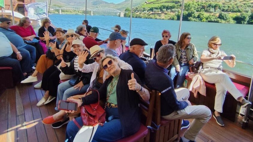 Grupo de Brasil em passeio de barco no Douro