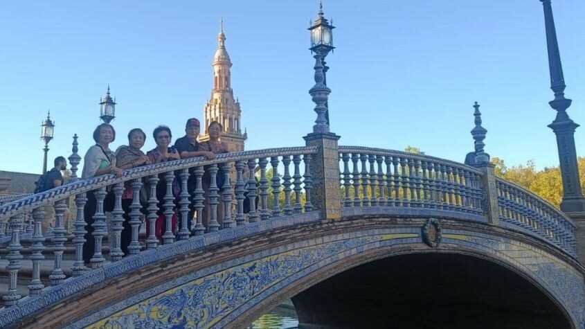 Grupo 5 pessoas na Plaza España