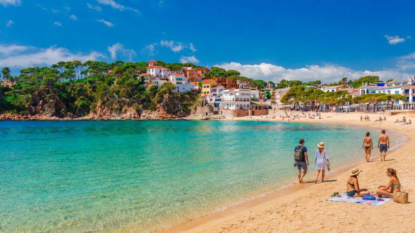 Turistas em praia na Costa Brava Espanha