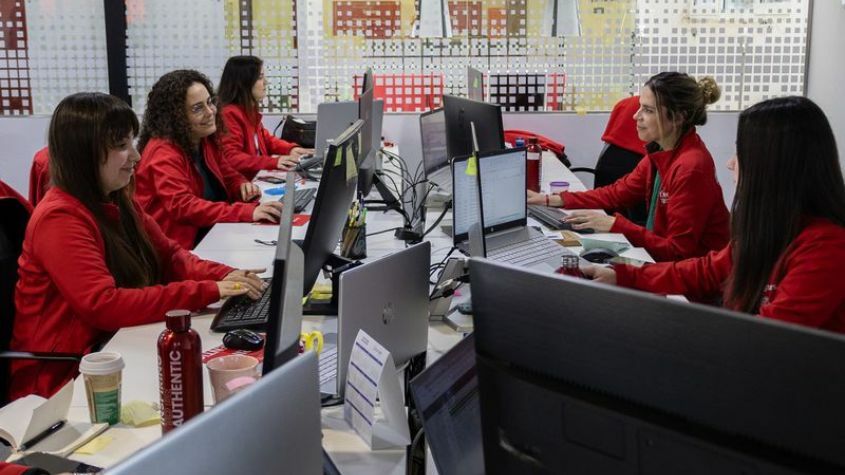 Equipa Living DMC a trabalhar no escritório