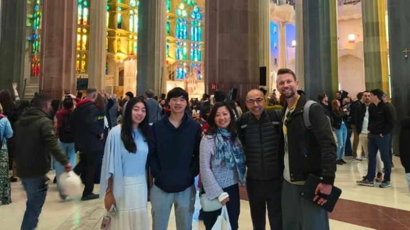 Grupo turistas dentro da Sagrada Familia em Espanha
