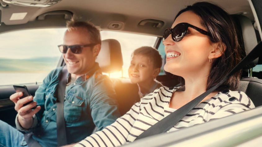 Família em viagem no carro com crianças