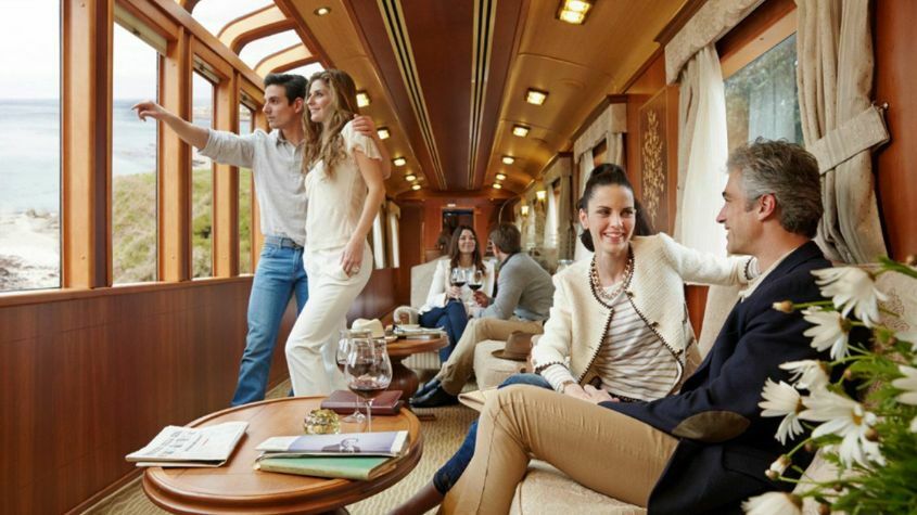 Viajantes de Luxo em Comboio Luxuoso em Espanha