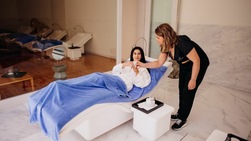 Turista a usufruir de tratamento de bem-estar no Vidago Palace