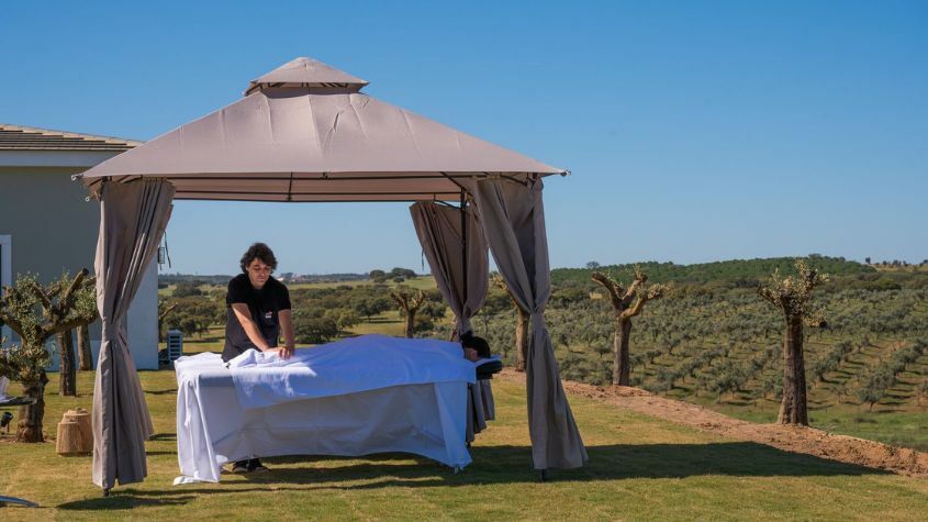 Turista a receber uma massagem no Hotel Monte Vilar no Alentejo