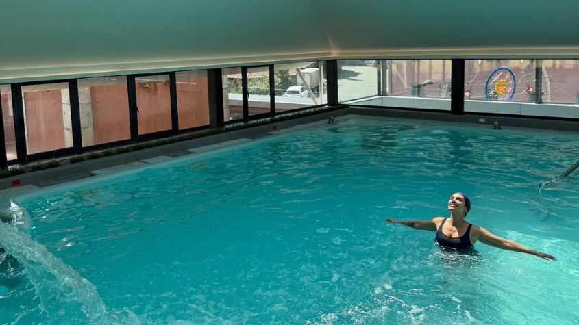 Turista a relaxar na piscina interior de hotel em Gerês