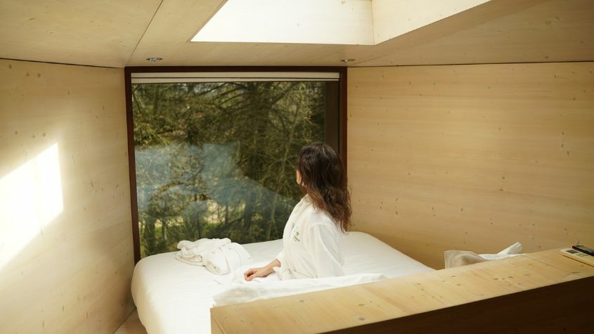 Turista a relaxar em suíte do hotel Pedras Salgadas