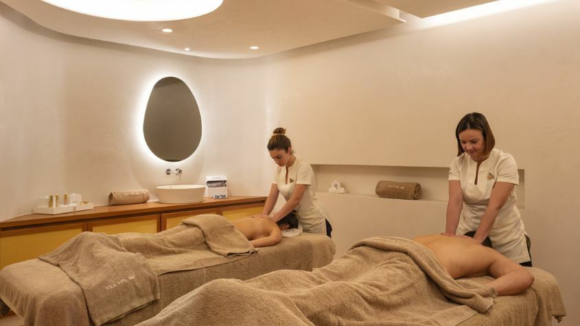 Casal a receber uma massagem relaxante no Vila Vita Parc Hotel no Algarve