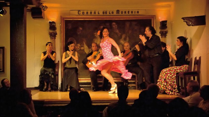 Espectáculo de flamenco por la noche en un bar de Madrid