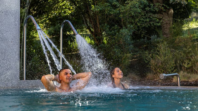 Casal turistas no Vidago Palace Norte de Portugal