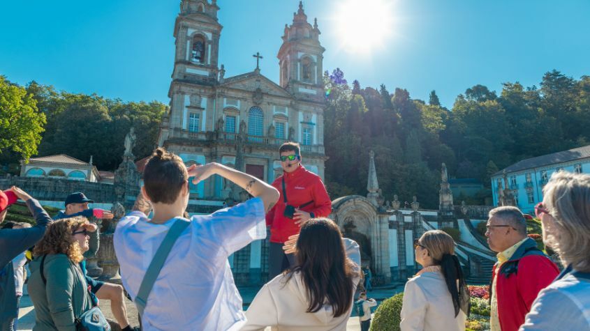 Gupo turistas com guia da Living DMC em Braga
