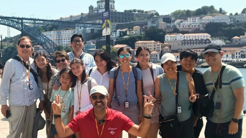 Familia de turistas na cidade do Porto com guia da Living DMC