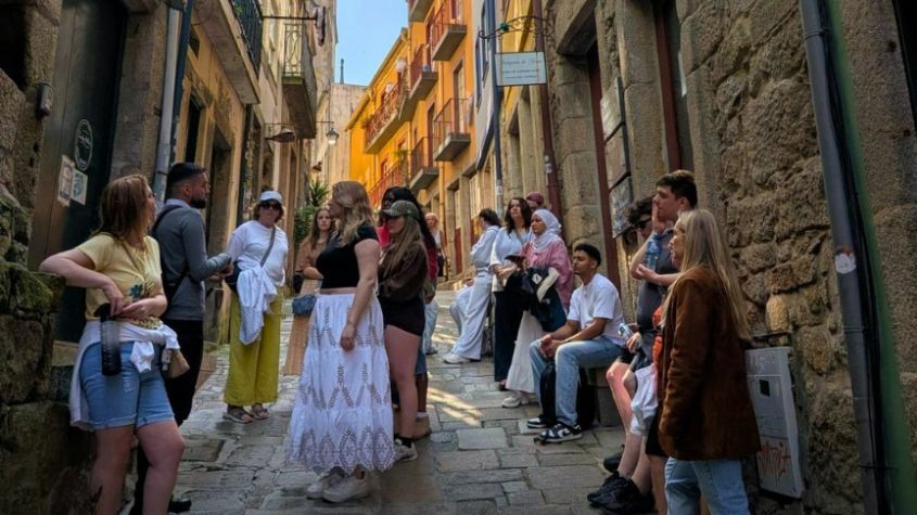 Grupo turistas com guia da Living DMC nas ruas do Porto