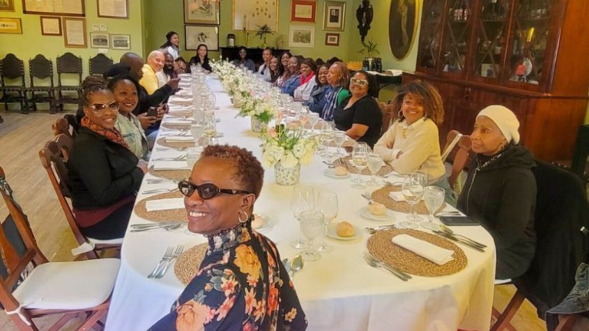Turistas em almoço enogastronómico em Quinta no Douro