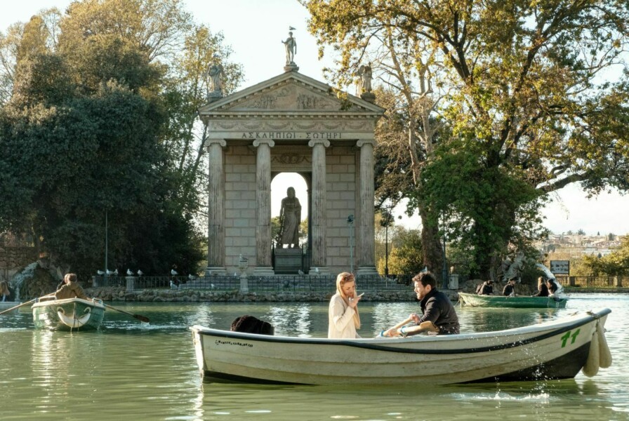 Casal a desfrutar de passeio de barco em Madrid
