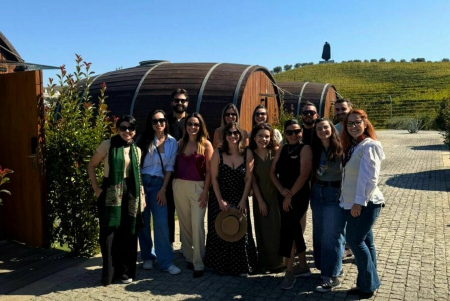 Grupo turistas a visitar o Douro com a Living DMC