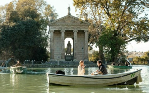 Casal a desfrutar de passeio de barco em Madrid