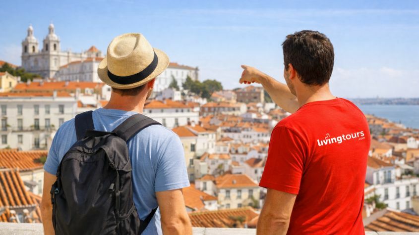 Guia da Living Tours com turista em Lisboa